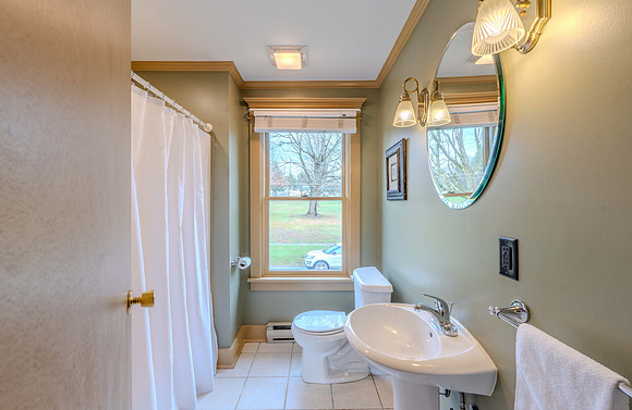 Upper Level Full Bathroom