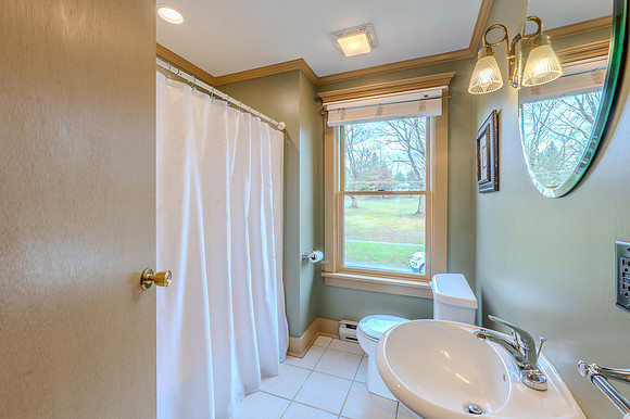 Upper Level Full Bathroom-2