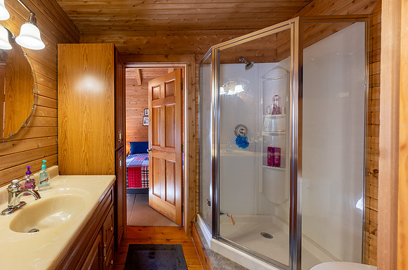 Upper Level Full Bathroom