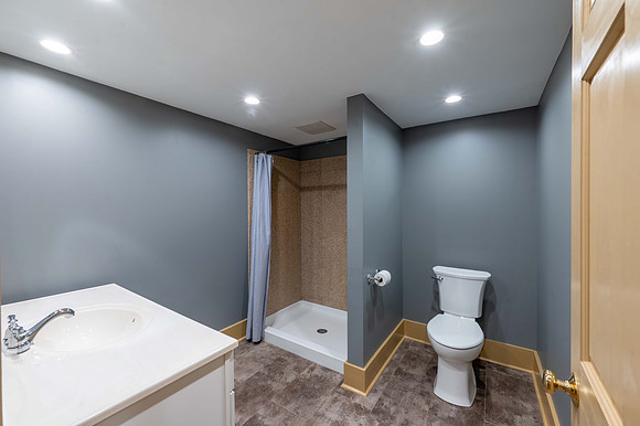 Mid Level Full Bathroom